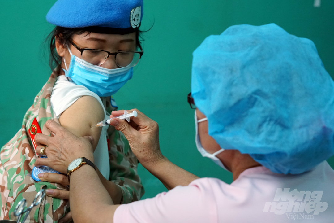 Lực lượng 'mũ nồi xanh' thuộc Bệnh viện Dã chiến cấp 2 số 3 tiêm vacxin phòng Covid-19 trước khi lên đường nhận nhiệm vụ gìn giữ hòa bình Liên Hợp quốc tại Nam Sudan. Ảnh: Nguyễn Thủy.