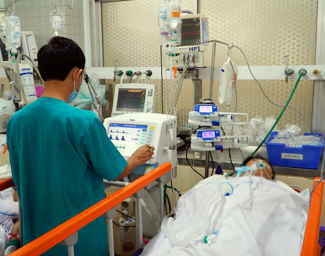 Bệnh nhân tuy vẫn còn thở máy, nhưng thuốc vận mạch đã giảm liều và đang được các bác sĩ theo dõi sát sao quá trình hồi phục. Ảnh: Bệnh viện cung cấp.