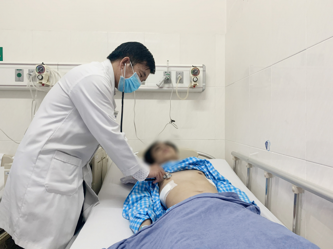 Bác sĩ Cao Minh Thông thăm khám anh K. trước khi xuất viện. Ảnh: Bệnh viện cung cấp.