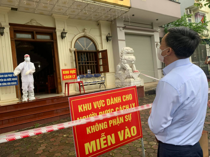 Thứ trưởng Bộ Y tế Trần Văn Thuấn kiểm tra khu cách ly tại khách sạn trên địa bàn thành phố Yên Bái. Ảnh: BYT.