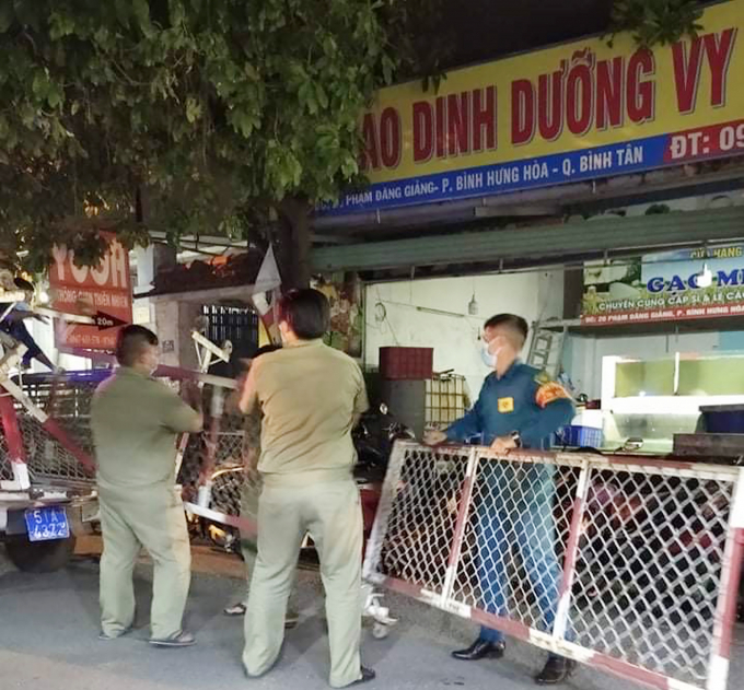 Lực lượng chức năng phường Bình Hưng Hòa đặt rào chắn tại hẻm 20 đường Phạm Đăng Giảng liên quan đến bệnh nhân 2910 mắc Covid-19. Ảnh: CTV.