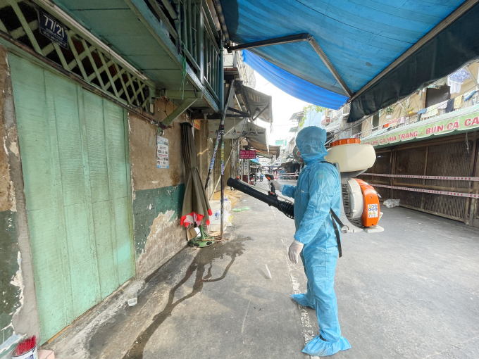 Phun khử khuẩn tại quán ăn nơi có ca tái dương tính mới phát hiện tại TP.HCM. Ảnh: Nguyễn Thủy.