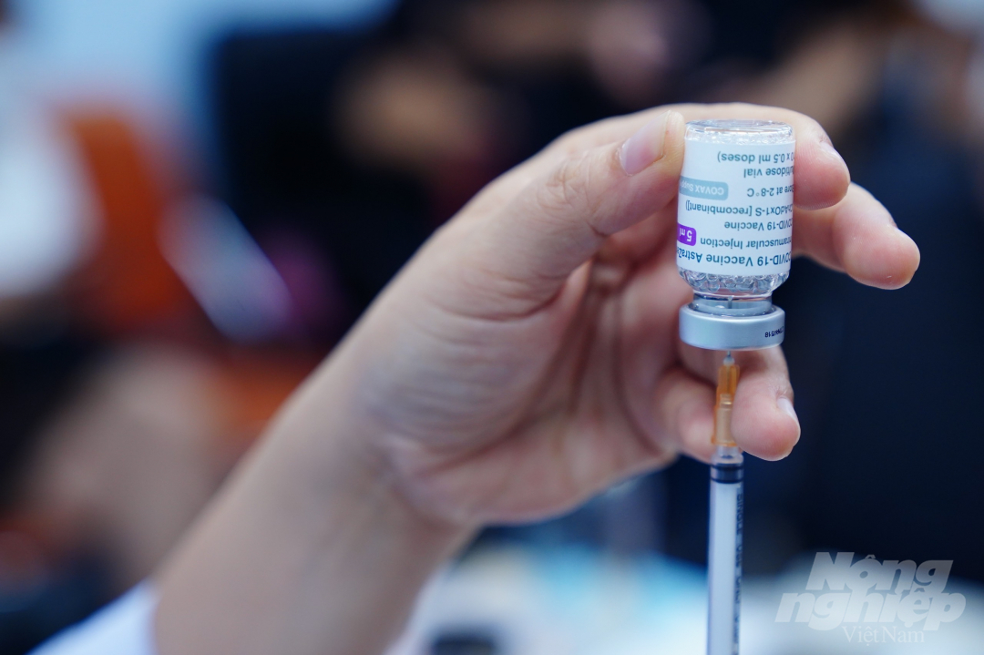 Vacxin phòng Covid-19 của AstraZeneca đang được triển khai tiêm chủng tại Việt Nam theo 11 nhóm đối tượng ưu tiên. Ảnh: Nguyễn Thủy.