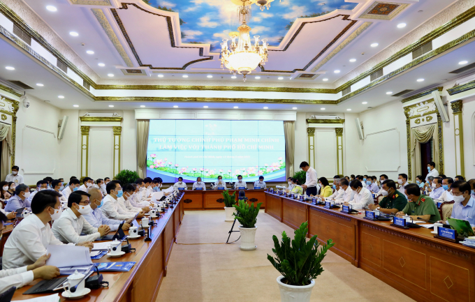 Thủ tướng Chính phủ Phạm Minh Chính và thường trực Chính phủ làm việc với TP.HCM sáng 13/5. Ảnh: TTBC.