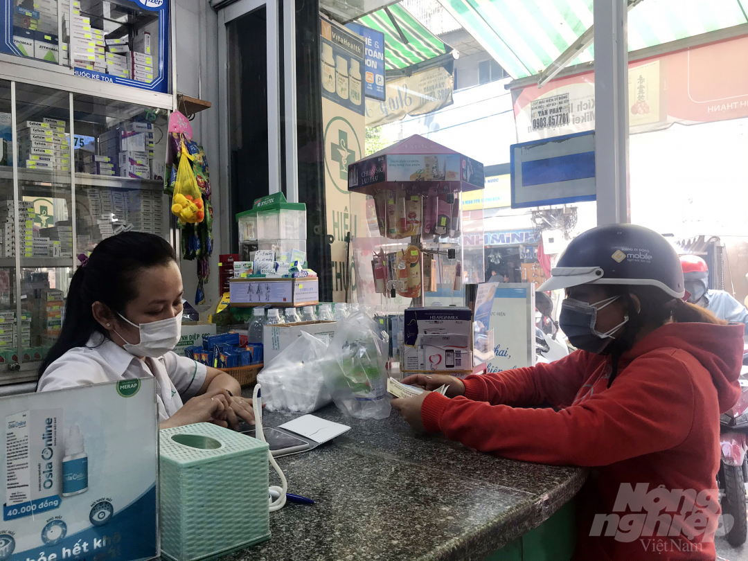 Các cơ sở bán lẻ thuốc phải đảm bảo đeo khẩu trang, rửa tay sát khuẩn. Ảnh: Nguyễn Thủy.