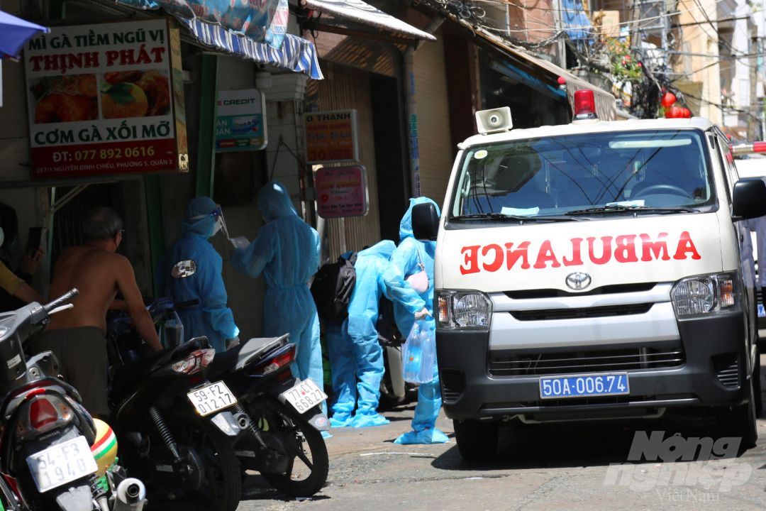 Y tế đã tiến hành đưa các trường hợp tiếp xúc gần với bệnh nhân dương tính SARS-CoV-2 tại hẻm 287 Nguyễn Đình Chiểu đi cách ly tập trung vào trưa 20/3. Ảnh: Nguyễn Thủy.