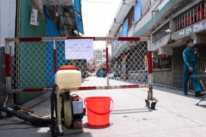 Khu vực ra/vào chợ Phú Nhuận được rào chắn. Ảnh: CTV.