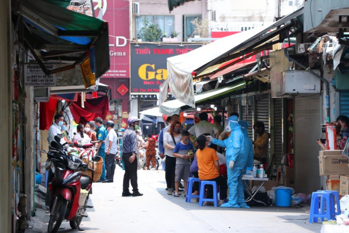 Lấy mẫu xét nghiệm các hộ dân, tiểu thương tại chợ Phú Nhuận. Ảnh: CTV.