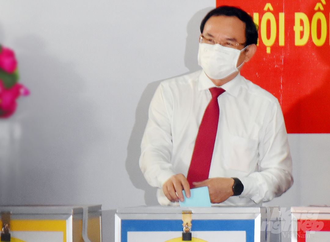 Bí thư Thành ủy TP.HCM Nguyễn Văn Nên bỏ lá phiếu bầu cử của mình tại Tổ bầu cử số 041. Ảnh: Nguyễn Thủy.