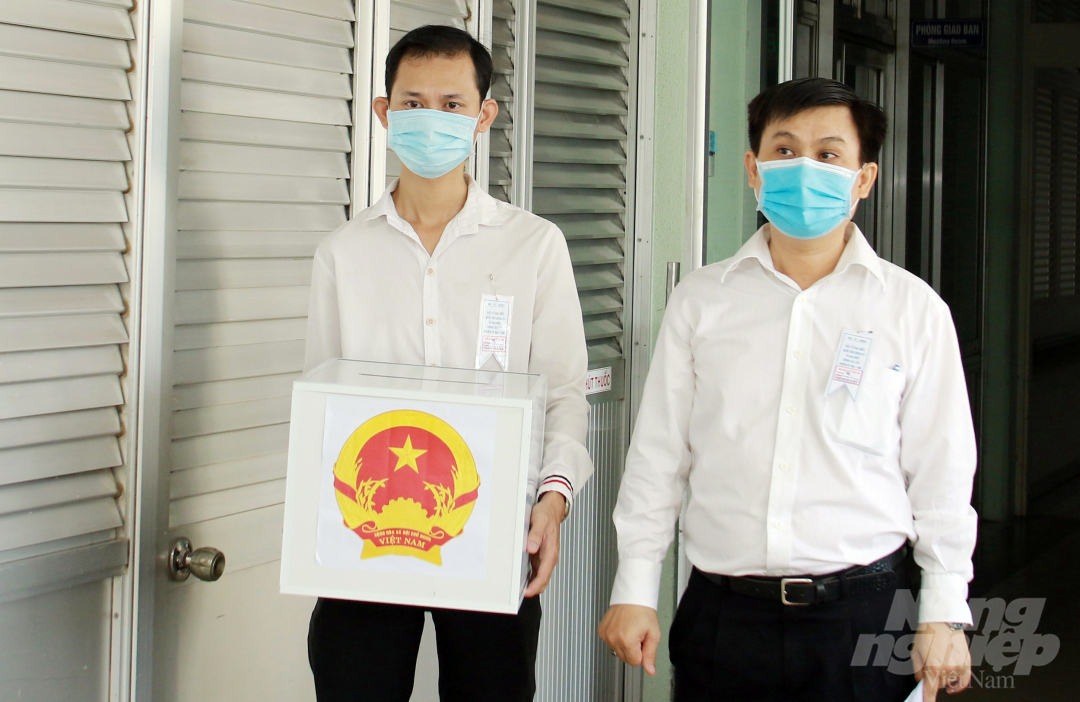 Thạc sỹ Lê Minh Hiển, Trưởng Phòng Công tác xã hội, Bệnh viện Chợ Rẫy cùng nhân viên Tổ bầu cử đến từng giường bệnh nhân để cử tri bỏ phiếu vào thùng phiếu.