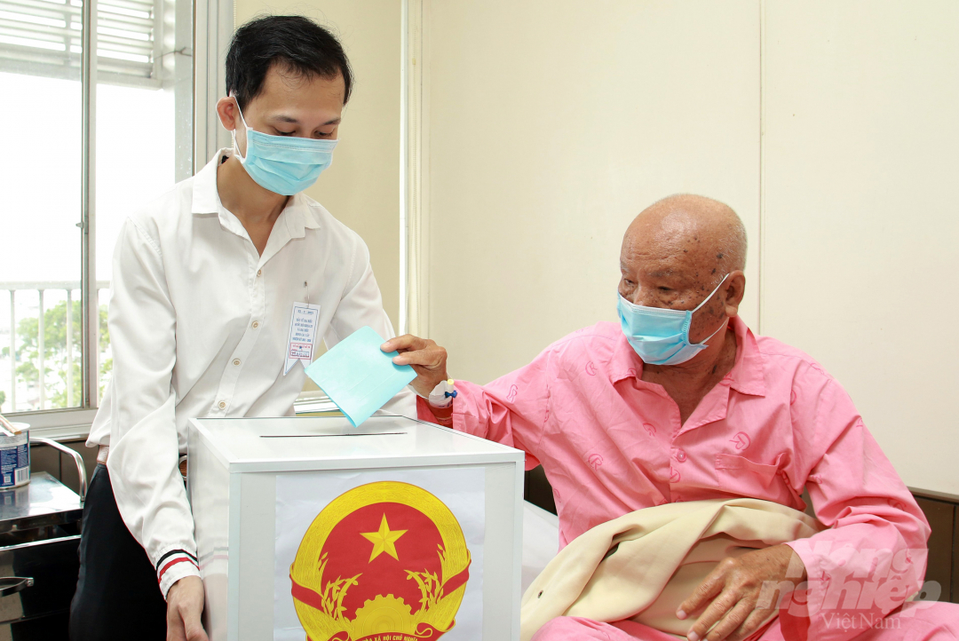 Bệnh nhân đang điều trị tại Bệnh viện Chợ Rẫy thực hiện quyền công dân của mình ngay tại giường bệnh với sự hỗ trợ của Tổ bầu cử và Bệnh viện Chợ Rẫy.