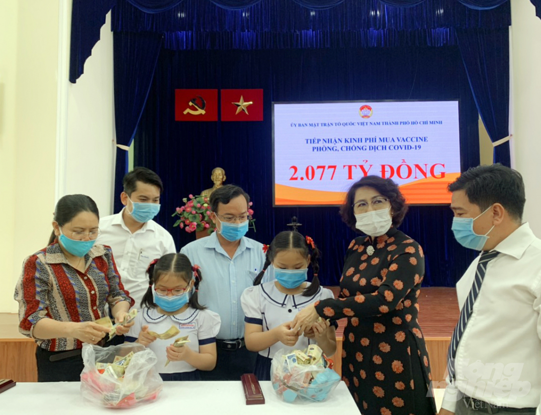 Học sinh TP.HCM tham gia quyên góp ủng hộ phòng chống dịch Covid-19. Ảnh: Nguyễn Thủy.