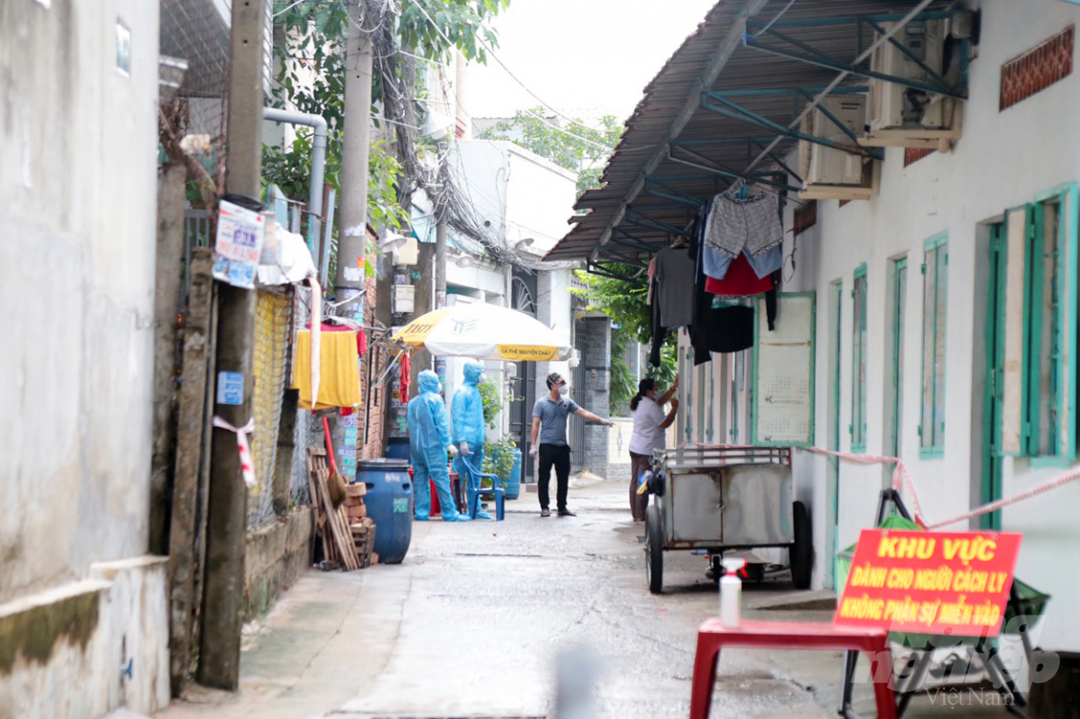 Lực lượng chức năng TP. Thủ Đức đang tiến hành đặt rào chắn phong tỏa khu nhà trọ nằm tại địa chỉ 32/2, đường 8, phường Tân Nhơn Phú A. 