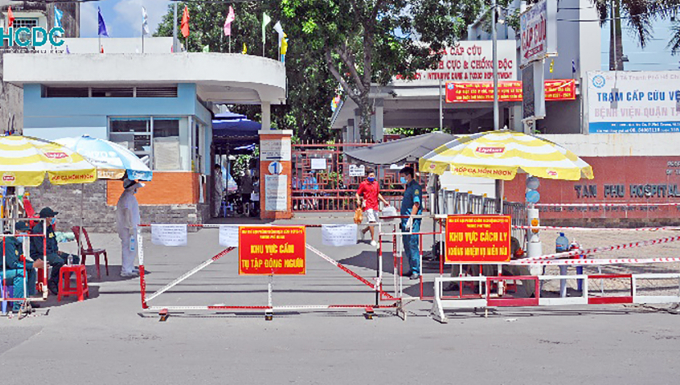 Bệnh viện quận Tân Phú lập hàng rào phong tỏa các cổng ra vào, tạm thời ngưng nhận bệnh nhân.