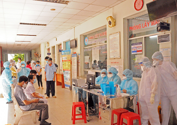 Triển khai lấy mẫu xét nghiệm cho toàn bộ bệnh nhân và thân nhân đang có mặt tại Bệnh viện quận Tân Phú.