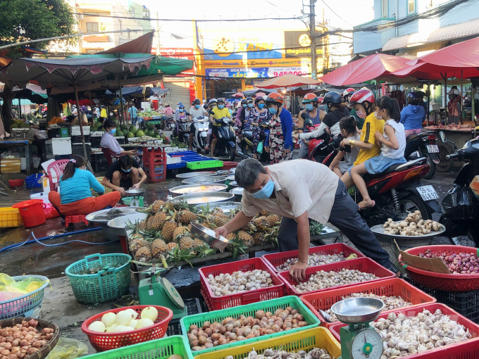 Chợ Phú Lâm, quận 6.