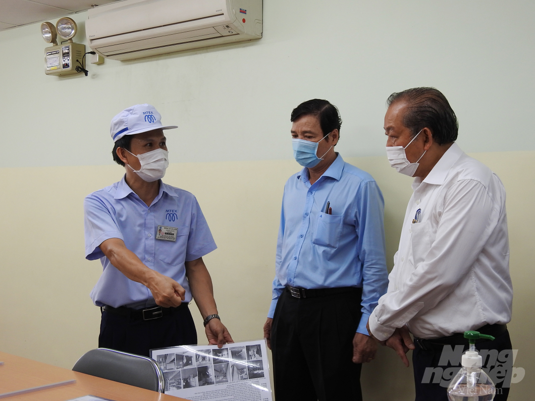 Phó Thủ tướng thường trực Trương Hòa Bình kiểm tra tại phòng cách ly dự phòng của Công ty TNHH Mtex Việt Nam.