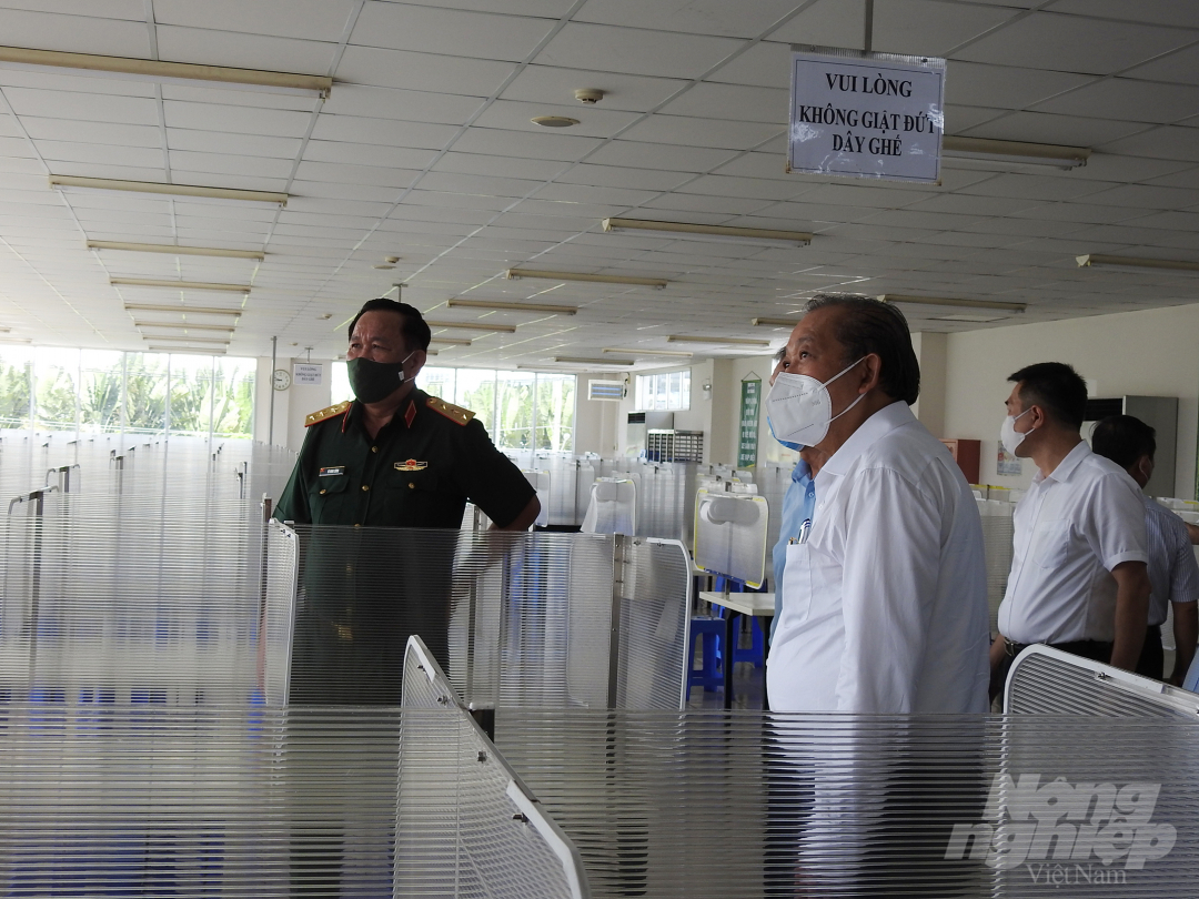 Phó Thủ tướng kiểm tra tại khu vực nhà ăn Công ty TNHH Nikkiso Việt Nam.