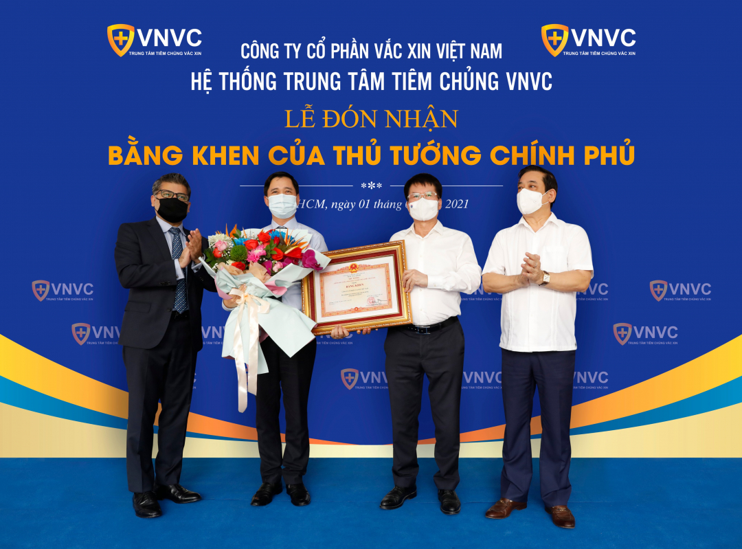 Thứ trưởng Bộ Y tế Trương Quốc Cường thay mặt Chính phủ và Bộ Y tế trao tặng bằng khen của Thủ tướng Chính phủ cho đại diện Công ty Cổ phần Vacxin Việt Nam - Hệ thống Trung tâm tiêm chủng VNVC - Ông Ngô Chí Dũng, Chủ tịch Hội đồng Quản trị kiêm Tổng Giám đốc Công ty Cổ phần Vacxin Việt Nam VNVC.