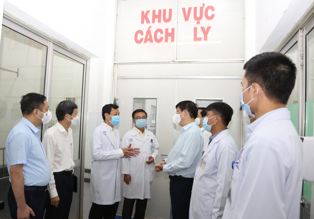 Bộ trưởng Bộ Y tế Nguyễn Thanh Long thăm Khoa Bệnh Nhiệt đới Bệnh viện Chợ Rẫy, nơi từng điều trị thành công cho hai cha con người Trung Quốc mắc Covid-19 đầu tiên tại Việt Nam và bệnh nhân 91 - phi công người Anh.