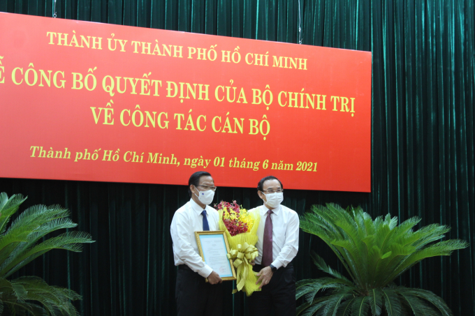 Bí thư Thành ủy TP.HCM Nguyễn Văn Nên thay mặt ban chấp hành Đảng bộ TP.HCM tặng hoa chúc mừng ông Phan Văn Mãi.
