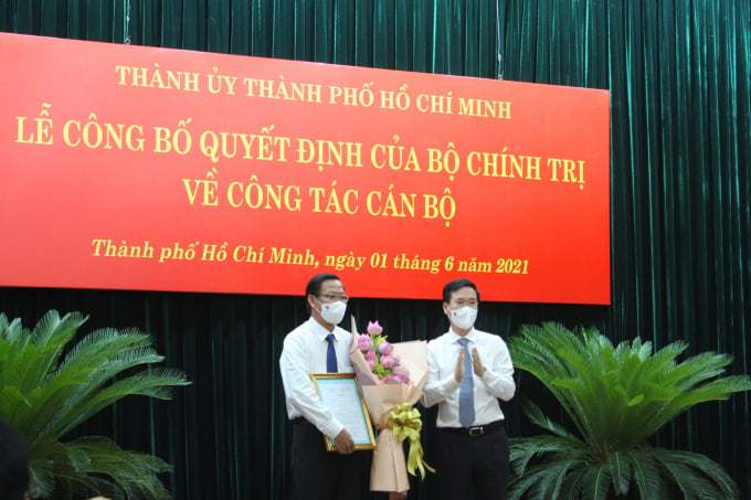 Ủy viên Bộ Chính trị, Thường trực Ban Bí thư Trung ương Đảng Võ Văn Thưởng trao quyết định cho ông Phan Văn Mãi.