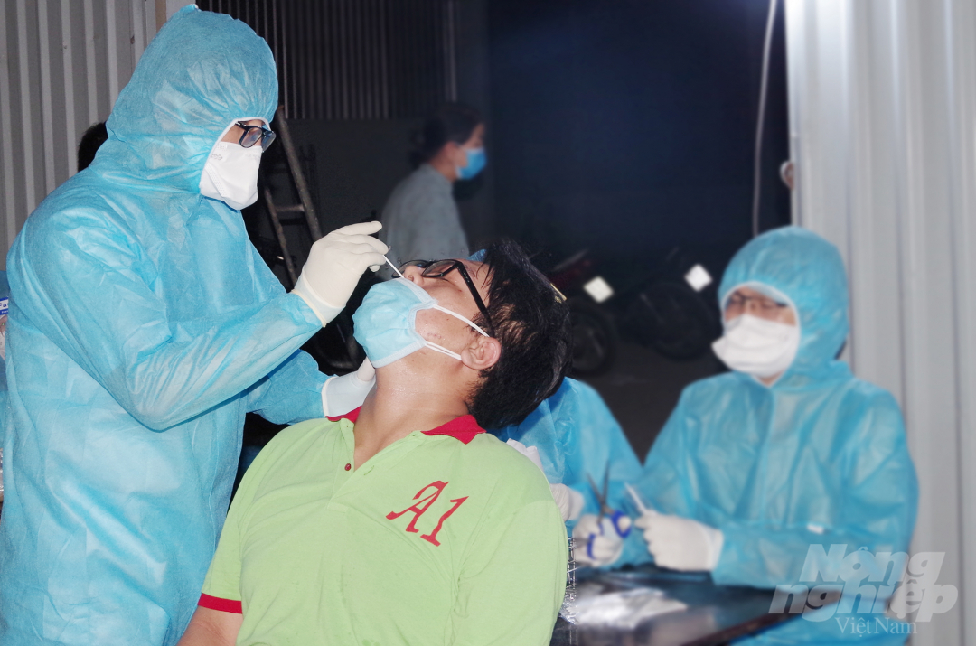 Nhân viên y tế Bệnh viện Quân y 175 lấy mẫu xét nghiệm người dân phường 14, quận Gò Vấp, TP.HCM. Ảnh: Hoàng Long.