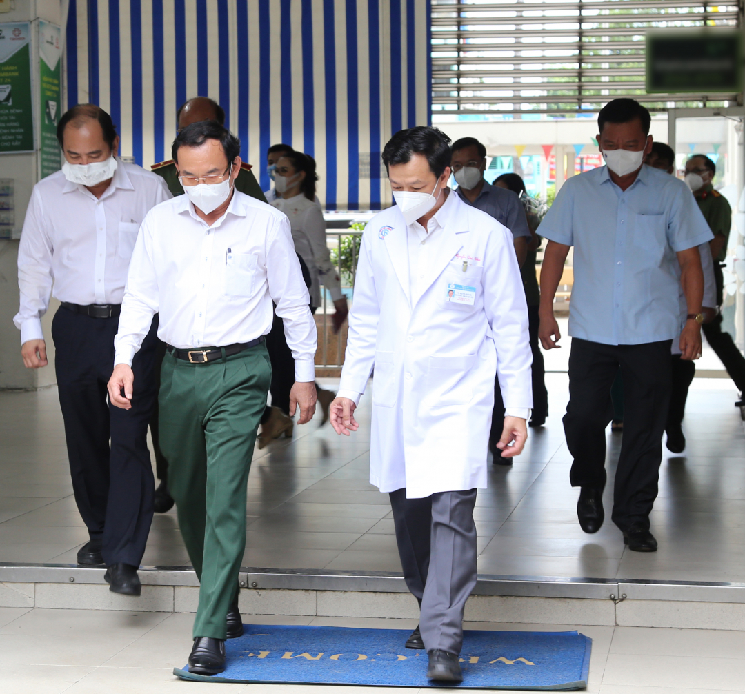 Bí thư Thành ủy TP.HCM Nguyễn Văn Nên thăm Bệnh viện Chợ Rẫy. Ảnh: BVCC.