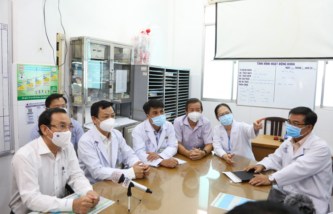 Bí thư Thành ủy TP.HCM Nguyễn Văn Nên cùng đoàn công tác theo dõi trực tiếp qua màn hình truyền từ phòng bệnh của bệnh nhân 8944 đang được điều trị tại Khoa Bệnh Nhiệt đới, Bệnh viện Chợ Rẫy. Ảnh: BVCC.