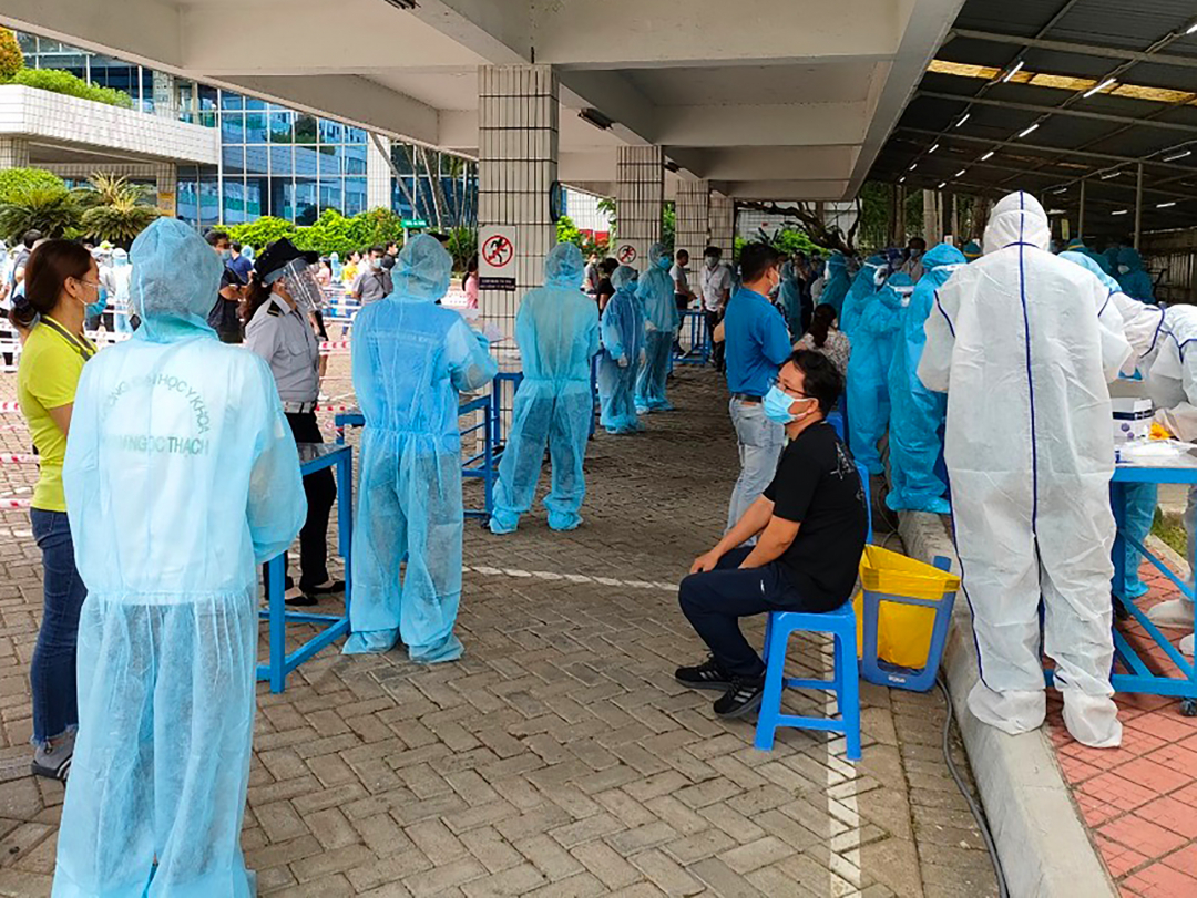 Lấy mẫu xét nghiệm mở rộng tại Công ty TNHH PouYuen Việt Nam. Ảnh: HCDC.