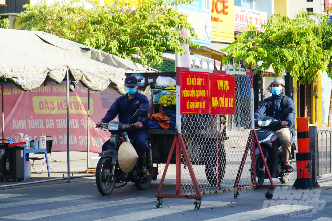 Người dân quận Gò Vấp thực hiện nghiêm khuyến cáo 5K. Ảnh: Nguyễn Thủy.