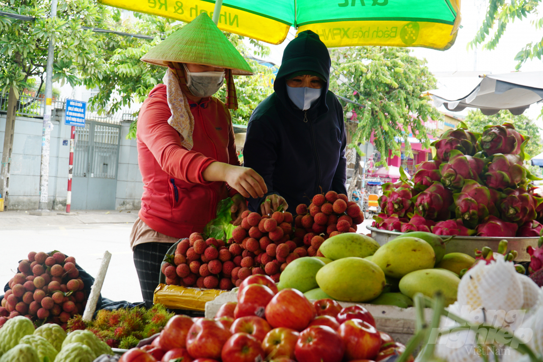 Người tiêu dùng TP.HCM lựa chọn vải thiều trong ngày Tết Đoan ngọ 2021. Ảnh: Nguyễn Thủy.