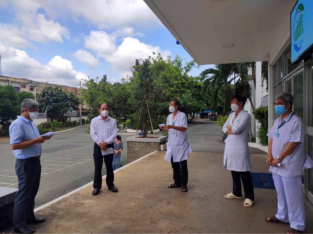 Thứ trưởng Bộ Y tế Nguyễn Trường Sơn trao đổi cùng lãnh đạo Bệnh viện Bệnh Nhiệt đới TP.HCM ngay sau khi phát hiện nhiều trường hợp mắc Covid-19 tại bệnh viện. Ảnh: BYT.