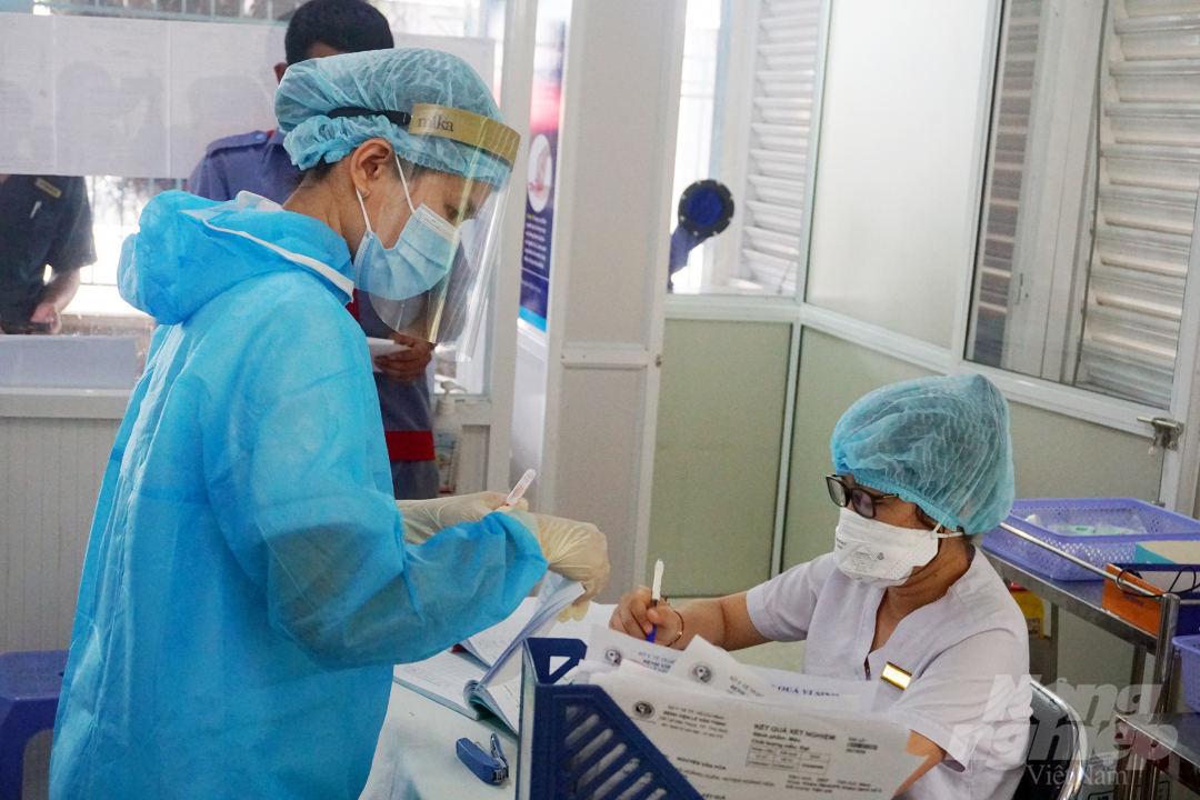 Dịch Covid-19 khiến cho nhân viên y tế đối diện với khối lượng công việc khổng lồ. Ảnh: Nguyễn Thủy.