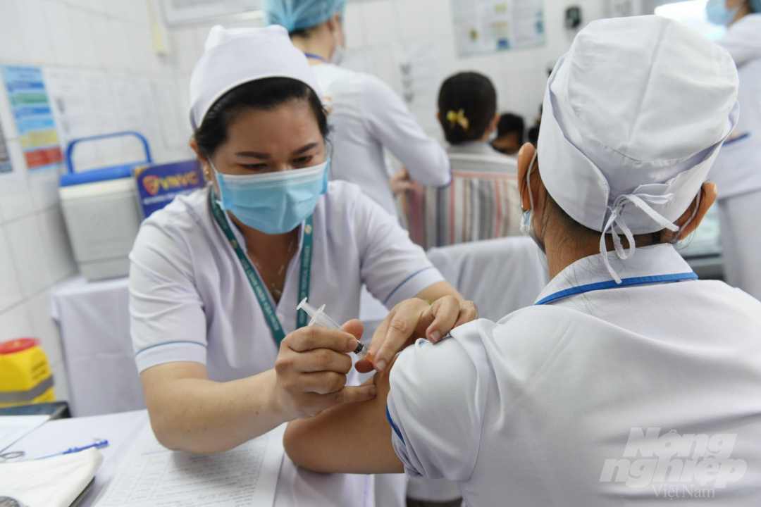 Tiến hành tiêm vacxin phòng Covid-19 cho nhân viên y tế Bệnh viện Bệnh Nhiệt đới TP.HCM. Ảnh: Nguyễn Thủy.