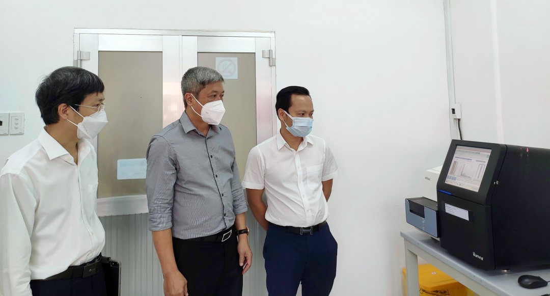 Thứ trưởng Nguyễn Trường Sơn kiểm tra hệ thống xét nghiệm tại Viện Pasteur TP.HCM. Ảnh: BYT.