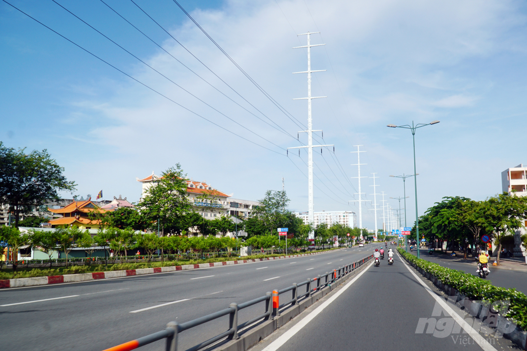 Người dân được khuyến cáo không ra khỏi nhà khi không thực sự cần thiết. Ảnh: Nguyễn Thủy.