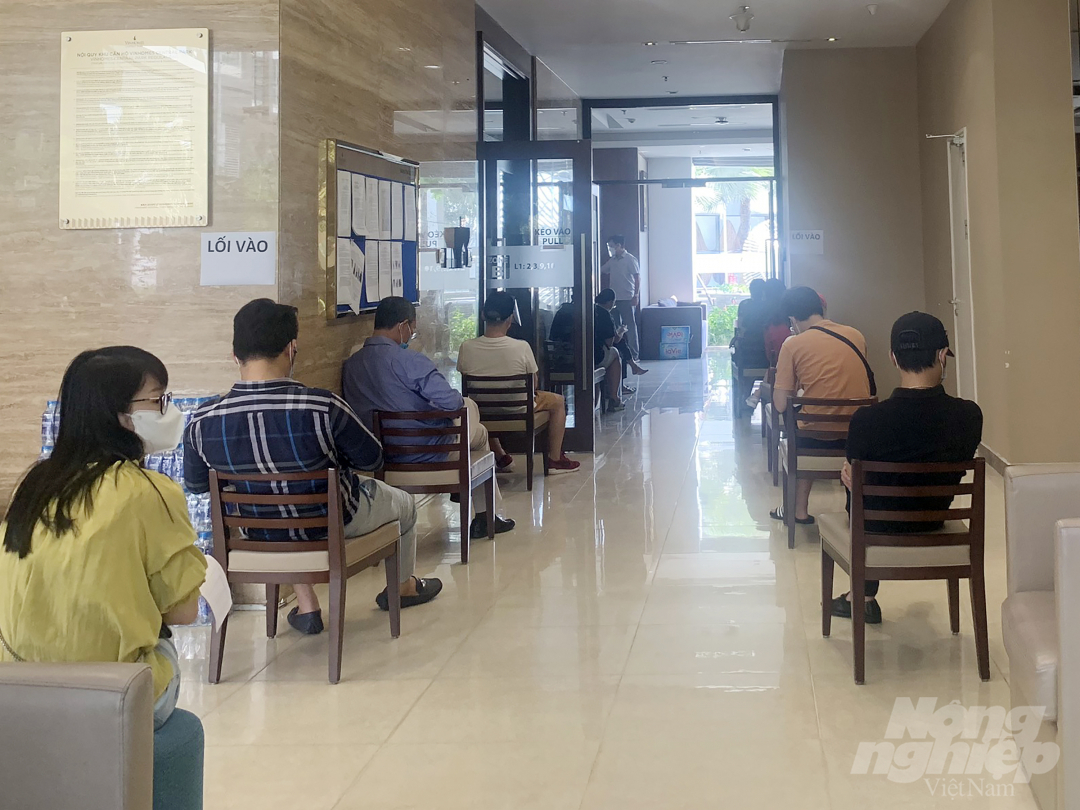 Người dân tại các tòa nhà của Landmark (TP.HCM) được hẹn lịch theo từng khung giờ, thực hiện giãn cách khi lấy mẫu xét nghiệm SARS-CoV-2. Ảnh: Nguyễn Thủy.