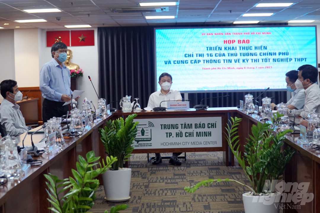 Buổi họp báo tối 8/7 của UBND TP.HCM. Ảnh: Nguyễn Thủy.
