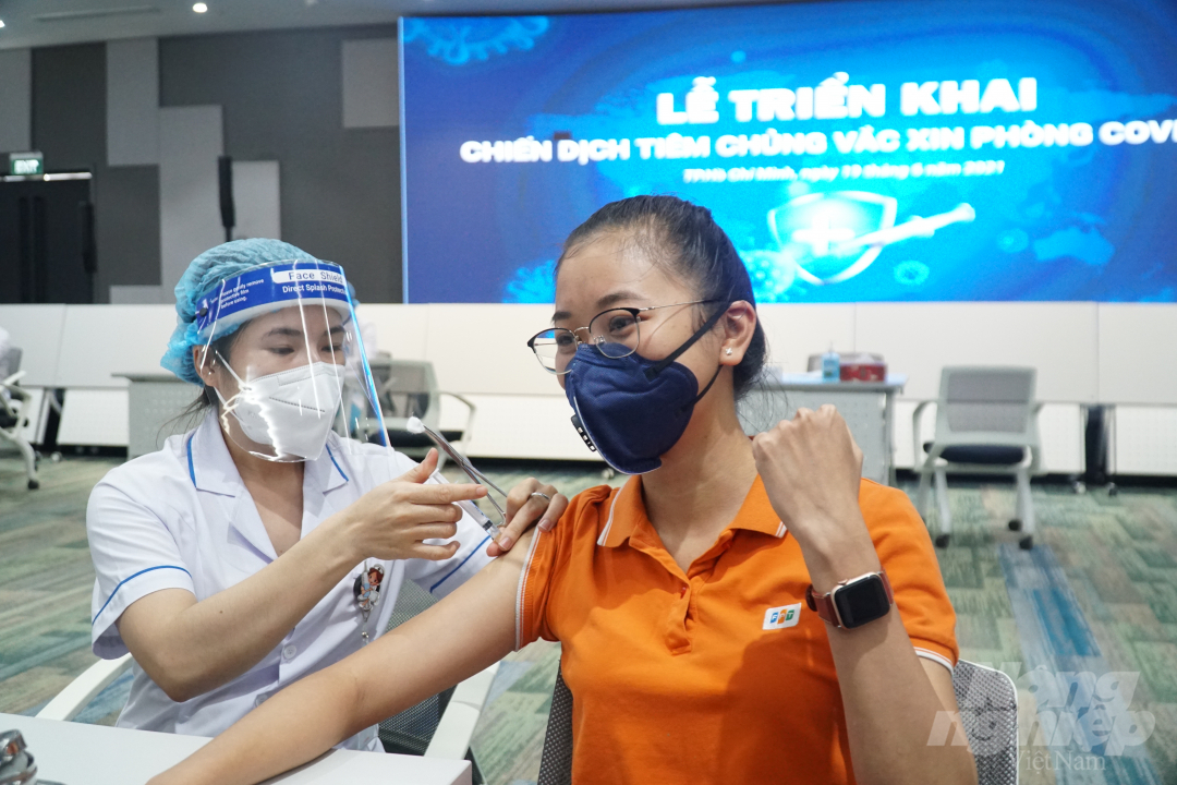 TP.HCM triển khai tiêm vacxin phòng Covid-19 cho người lao động tại Khu công nghệ cao TP.HCM ngày 19/6. Ảnh: Nguyễn Thủy.