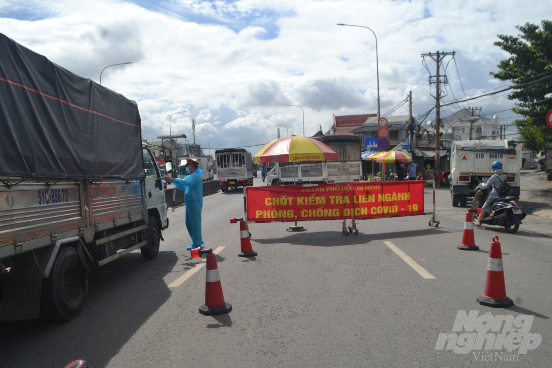 Chốt chặn ra vào TP.HCM. Ảnh: Trần Trung.