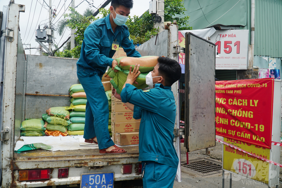 Phường Tam Phú, Thành phố Thủ Đức hỗ trợ người dân gặp khó khăn trong khu vực phong tỏa. Ảnh: Nguyễn Thủy.