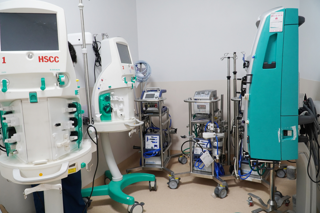 Trang thiết bị y tế chuyên dùng như máy thở, máy lọc máu, ECMO, máy theo dõi bệnh nhân,… được Ngành Y tế huy động nguồn lực sẵn có từ các bệnh viện, cũng như các trang thiết bị hiện đại được trang bị cho khoa Hồi sức của Bệnh viện Ung bướu cơ sở 2. Ngoài ra, sẽ ưu tiên phân bổ các trang thiết bị do Mặt trận Tổ quốc Thành phố chuyển đến từ các nhà tài trợ, cũng như các thiết bị y tế được Bộ Y tế chi viện.