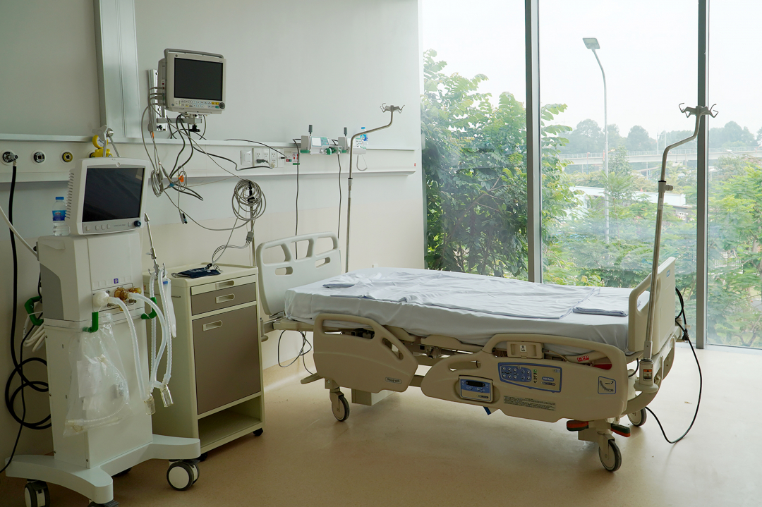 Bệnh viện Hồi sức Covid-19 quy mô 1.000 giường hồi sức tích cực cho người bệnh Covid-19 nặng và nguy kịch được giao cho 4 bệnh viện gồm Bệnh viện Chợ Rẫy (300 giường); Bệnh viện Bệnh Nhiệt đới TP.HCM (300 giường), Bệnh viện Nhân dân 115 (250 giường), Bệnh viện Nhân dân Gia Định (150 giường) chịu trách nhiệm triển khai, tiếp nhận và điều trị chính thức đi vào hoạt động ngày 14/7.
