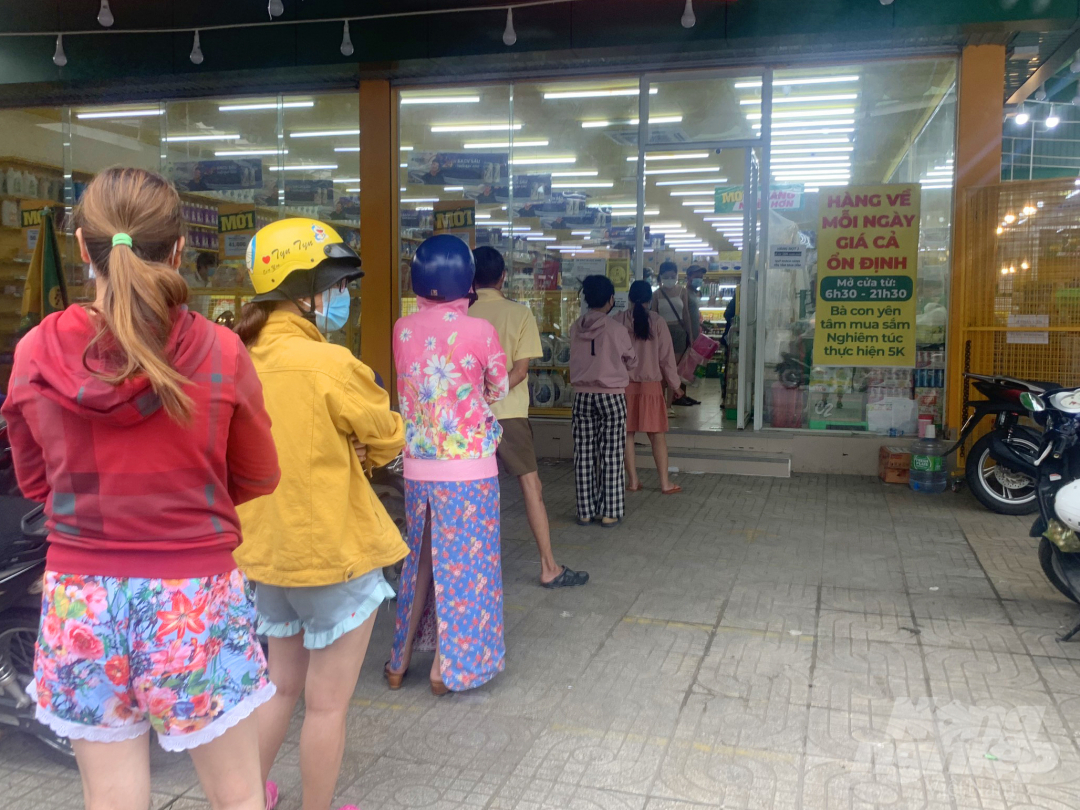Người dân xếp hàng, giữ khoảng cách trước cửa hàng Bách Hóa Xanh - đường Linh Đông, Thành phố Thủ Đức. Ảnh: Nguyễn Thủy.