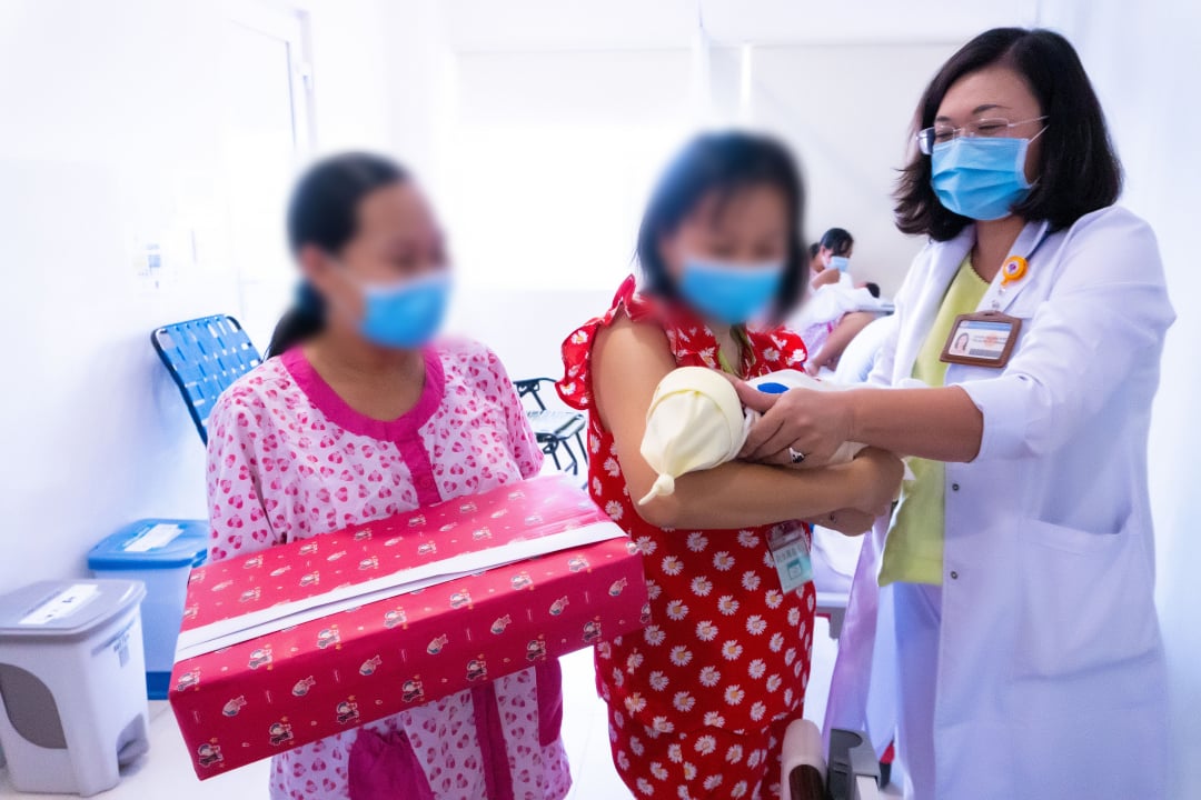 PGS.TS.BS Hoàng Thị Diễm Tuyết, Giám đốc bệnh viện Hùng Vương thăm hỏi và chúc mừng hai người mẹ cùng thiên thần nhỏ. Ảnh: Bệnh viện cung cấp.