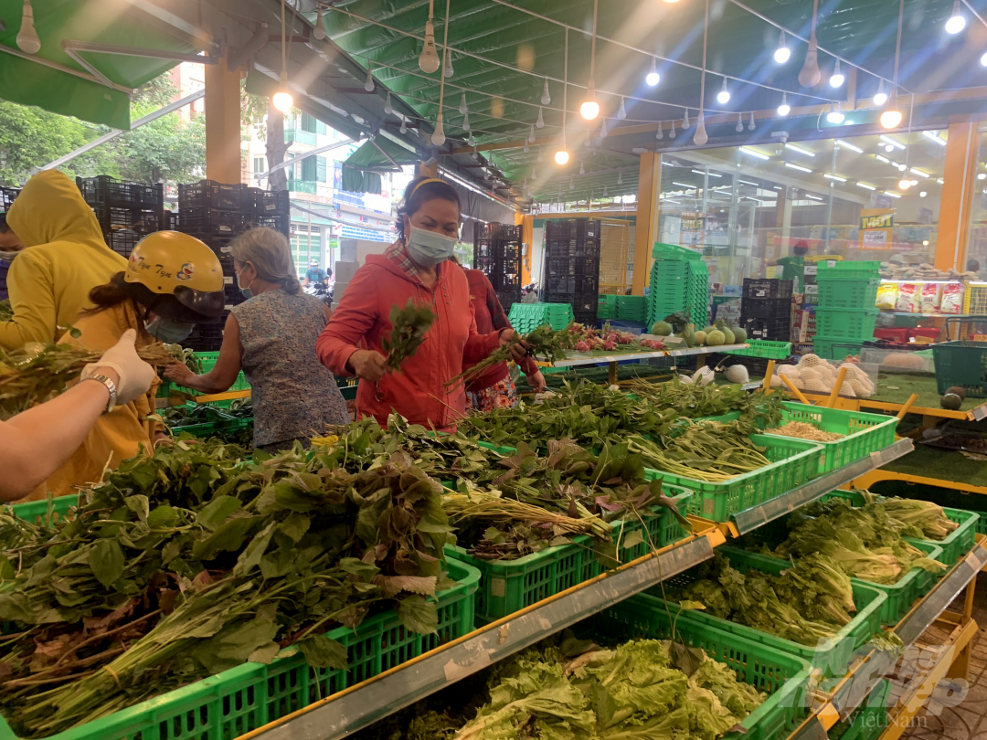 Người dân mua rau củ quả tại cửa hàng Bách Hóa Xanh, đường Linh Đông, phường Tam Phú, Thành phố Thủ Đức. Ảnh: Nguyễn Thủy.