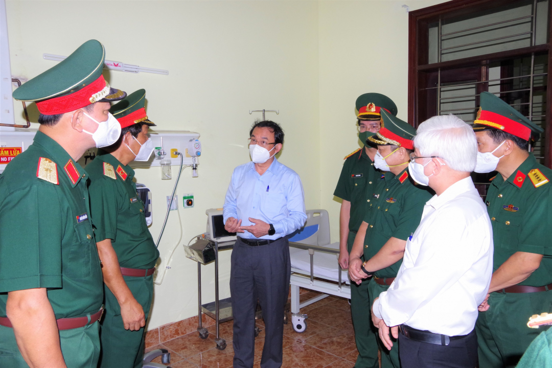 Bí thư Thành ủy TPHCM Nguyễn Văn Nên kiểm tra Trung tâm Điều trị bệnh nhân Covid-19 mức độ nặng và vừa tại Bệnh viện Quân y 175. 