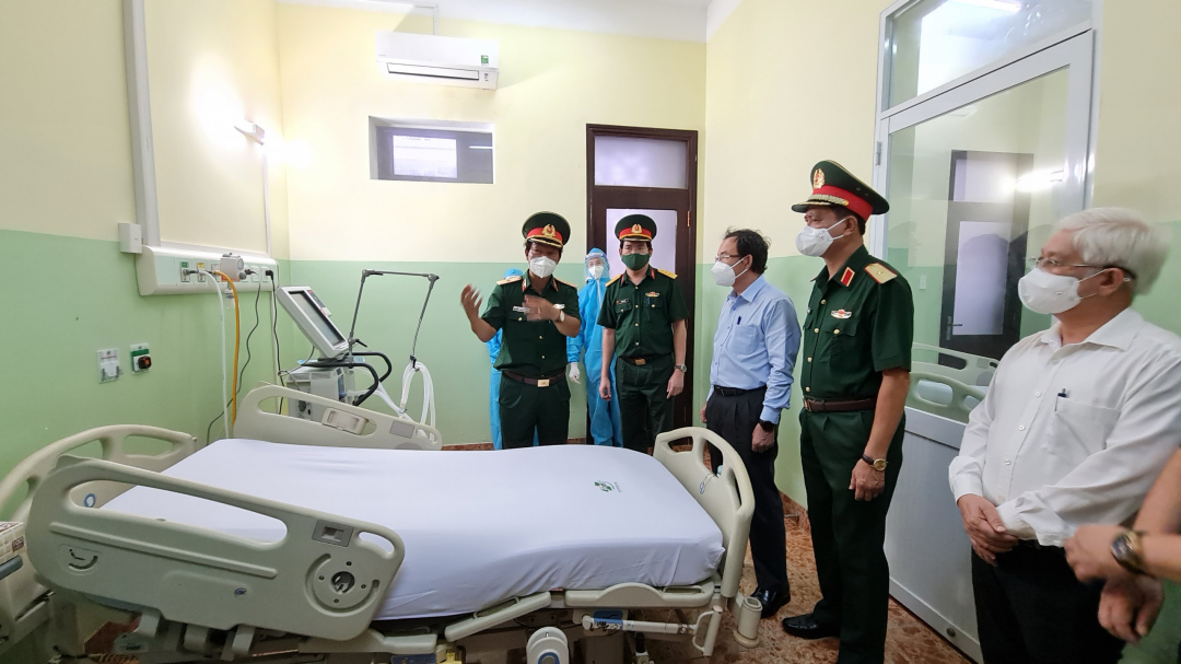 Thiếu tướng Nguyễn Hồng Sơn, Giám đốc Bệnh viện Quân y 175 giới thiệu về trang thiết bị máy móc tại Trung tâm Điều trị Covid-19. 