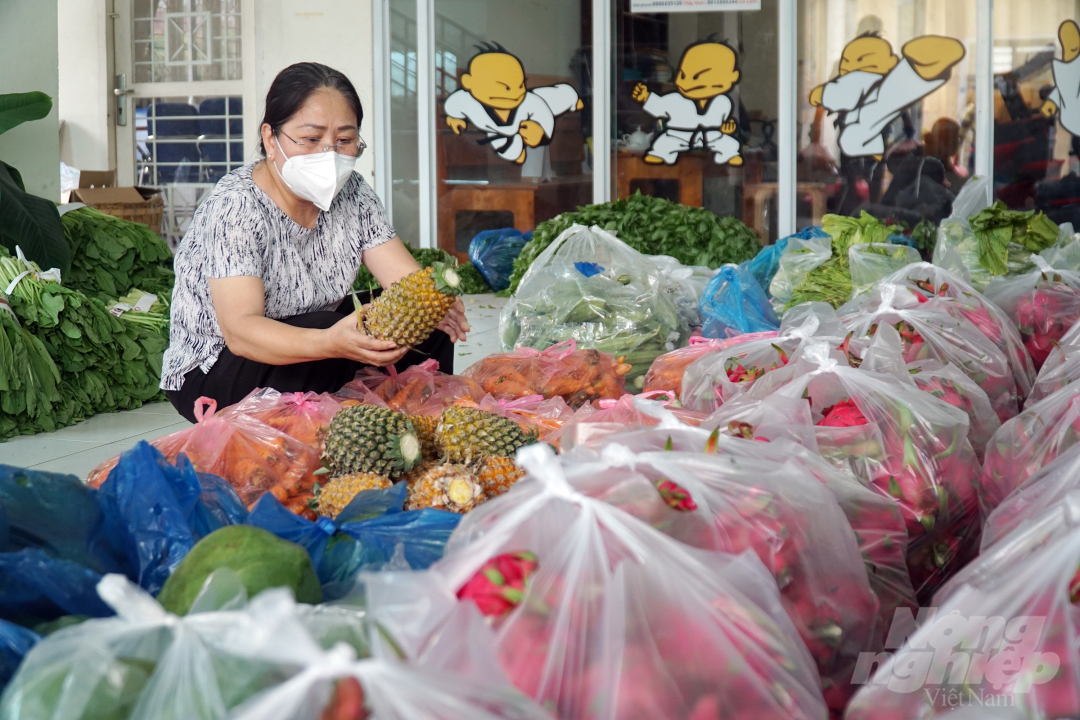 Bà Nguyễn Thị Lan, Chủ tịch Hội Phụ nữ Quận Gò Vấp đang chuẩn bị từng phần quà hỗ trợ các chốt phòng dịch, lực lượng y tế địa phương. Ảnh: Nguyễn Thủy.